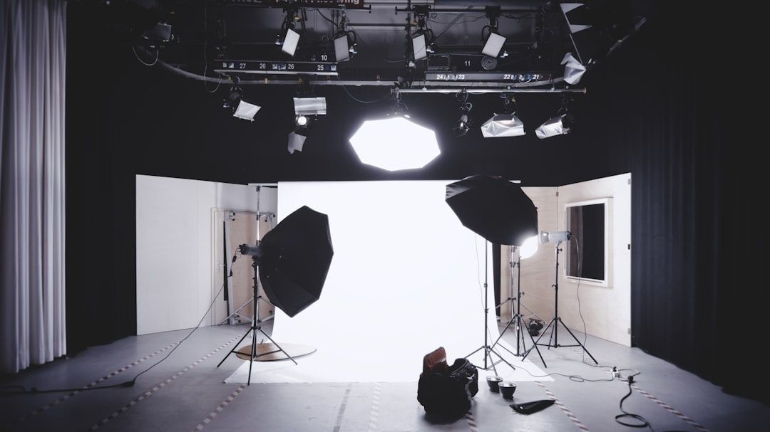Leeres Filmstudio mit Softboxen und heller Hohlkehle für Lichtaufnahmen